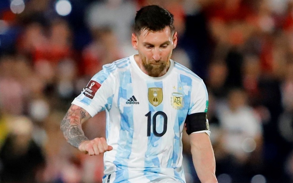 Messi com a camisa 10 da Argentina, chutando uma bola durante a Copa América de 2021