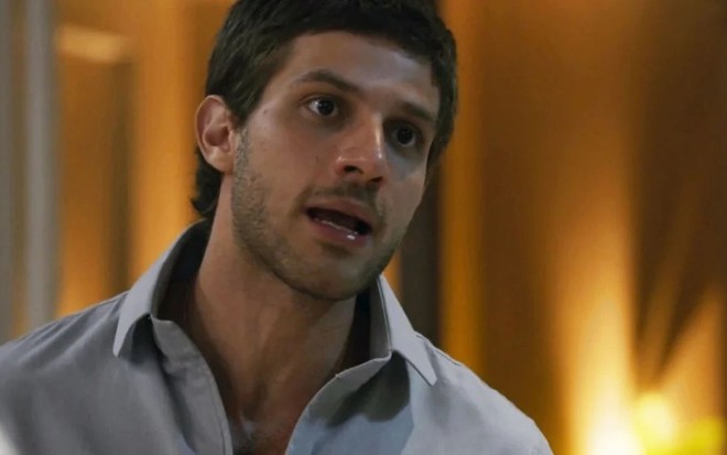 Em cena de Travessia, Chay Suede discute com alguém
