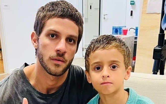 Chay Suede e Vicente Alvite posam nos bastidores de Travessia