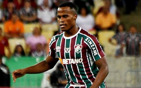 Arias, do Fluminense, joga pelo clube com uniforme listrado verde, branco e vinho