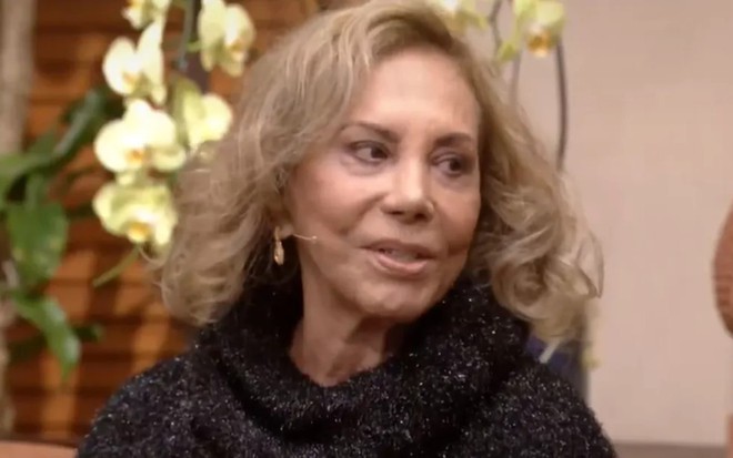 Arlete Salles em participação no programa É de Casa, olhando para a direita