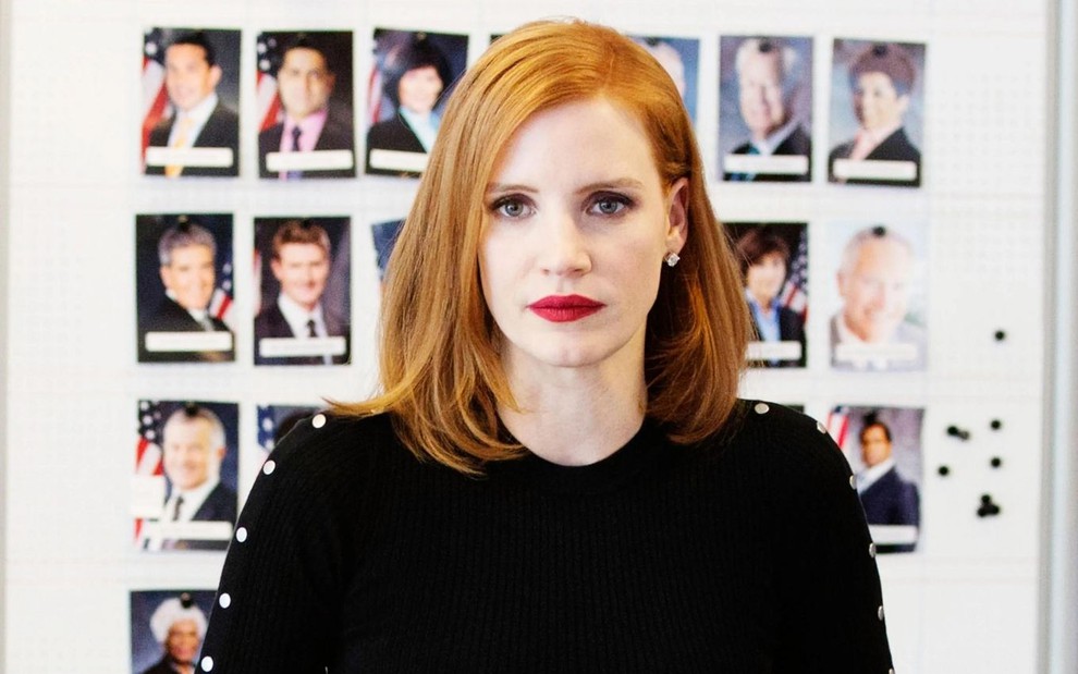 Jessica Chastain como a personagem Elizabeth Sloane em cena do filme Armas na Mesa