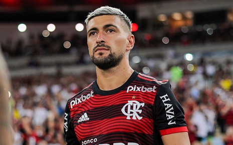 De Arrascaeta entra em campo com uniforme rubro-negro do Flamengo no Maracanã