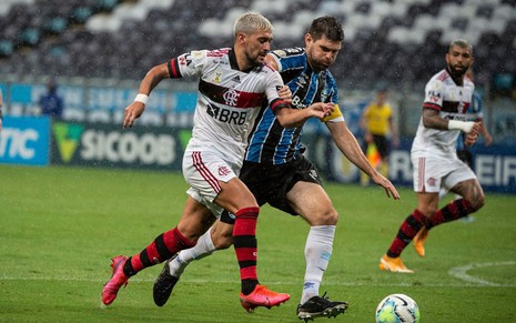 Imagem de Arrascaeta e Kannemann durante jogo entre Flamengo e Grêmio no Brasileirão