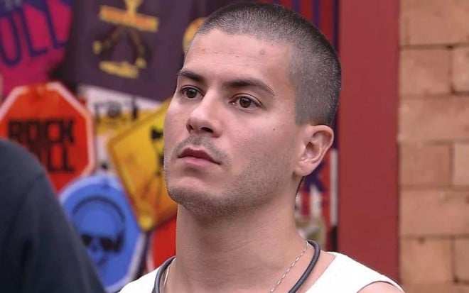 Arthur Aguiar com expressão séria no quarto grunge do BBB 22