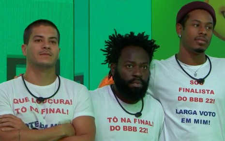 Arthur Aguiar, Douglas Silva e Paulo André Camilo estão abraçados no BBB 22 em campanha publicitária
