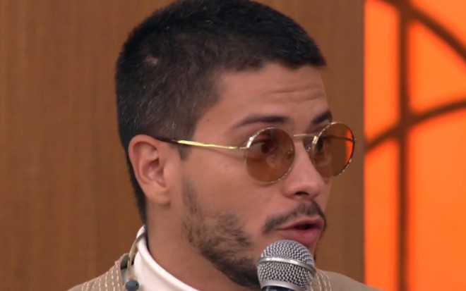 Arthur Aguiar dá entrevista para Fátima Bernardes no Encontro