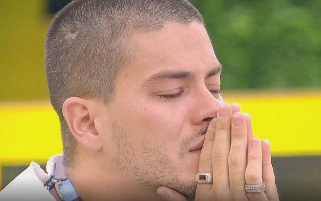 Arthur Aguiar une as mãos em sinal de prece no BBB 22