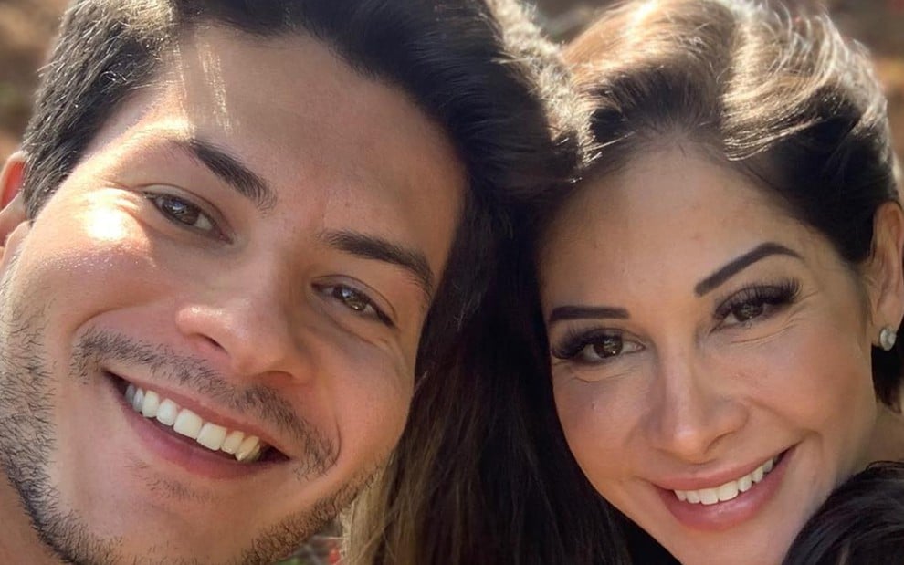 Arthur Aguiar e Maíra Cardi sorriem em foto do Instagram