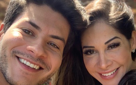 Arthur Aguiar e Maíra Cardi sorriem em foto do Instagram