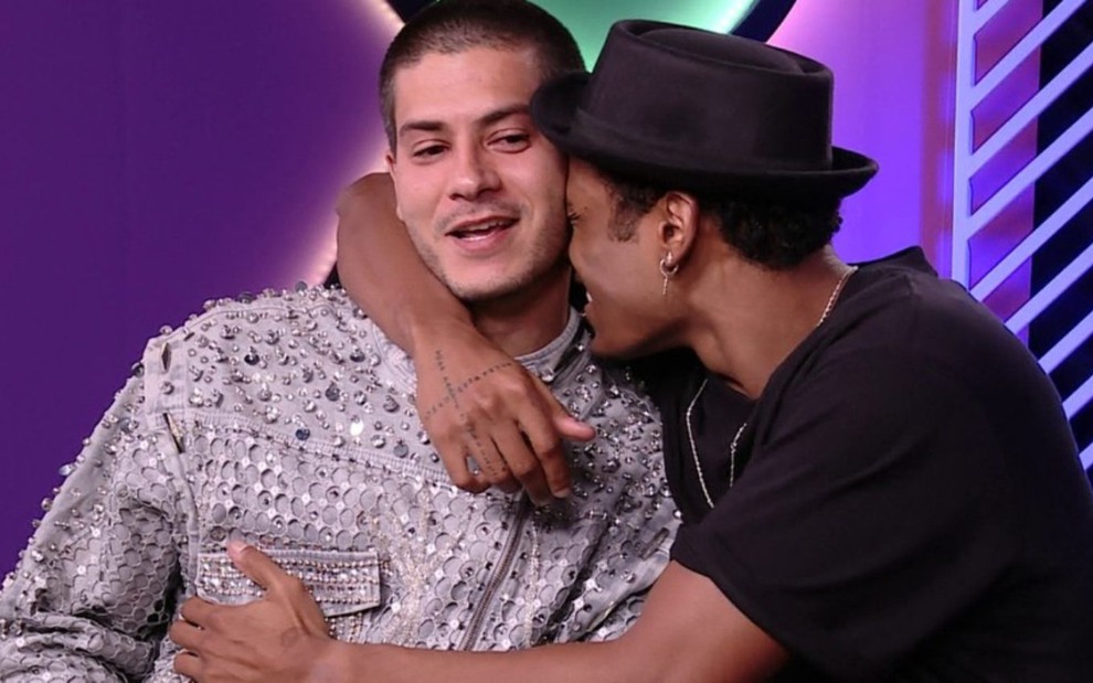 Arthur Aguiar e Paulo André Camilo após a vitória do ator no BBB 22; o atleta está abraçado ao amigo