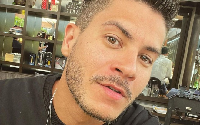 Arthur Aguiar em selfie. Ele usa uma camiseta preta e correntes prata