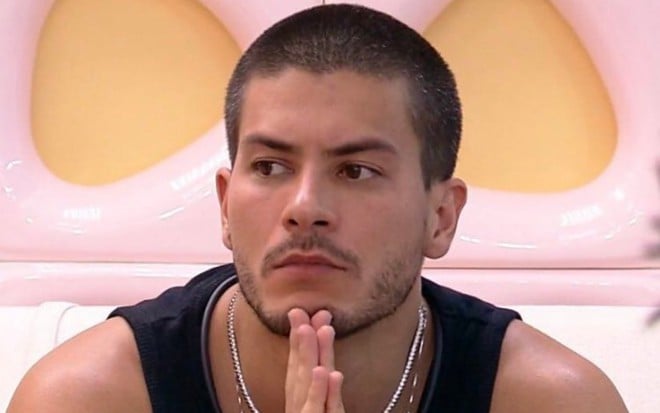 Arthur Aguiar com expressão questionadora no BBB 22