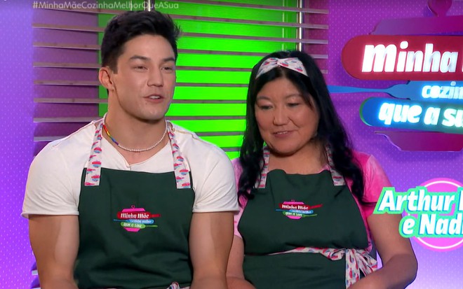 Arthur Nory e Nadna Oyakawa em participação no programa Minha Mãe Cozinha Melhor que a Sua