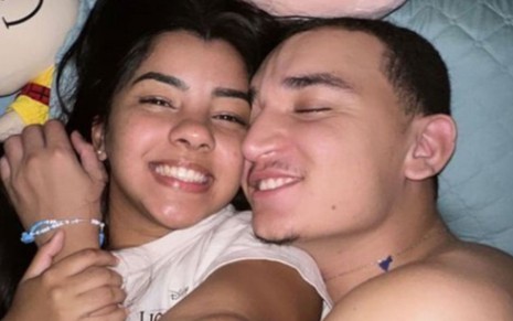 Ary Mirelle e João Gomes deitados na cama, abraçados e sorrindo