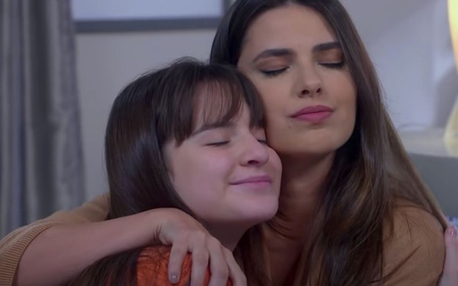 Thaís Melchior abraça Sophia Valverde em cena de As Aventuras de Poliana