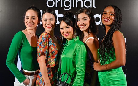 Manoela Aliperti, Daphne Bozaski, Ana Hikari, Gabriela Medvedovski e Heslaine Vieira lado a lado, sorrindo em foto tirada no lançamento de As Five