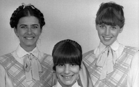 Maitê Proença, Nadia Lippi e Gloria Pires sorriem e usam uniformes escolares em foto preto e branco da novela As Três Marias (1980)