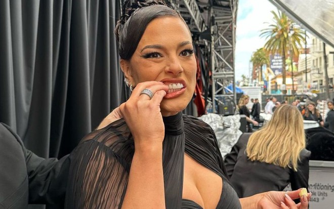Ashley Graham com vestido preto decotado