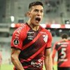Cuello, do Athletico-PR, grita ao comemorar gol e veste uniforme vermelho com faixas diagonais pretas