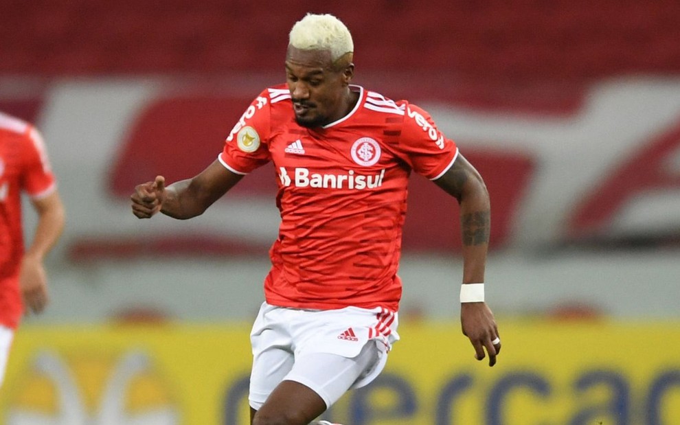 O meia Edenílson usa o uniforme tradicional vermelho do Internacional em jogo do Campeonato Brasileiro