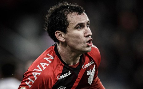 Pablo, do Athletico Paranaense, comemora gol e veste uniforme vermelho com listras pretas