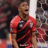 Pedro Rocha, do Athletico Paranaense, grita ao comemorar gol e veste uniforme vermelho e preto