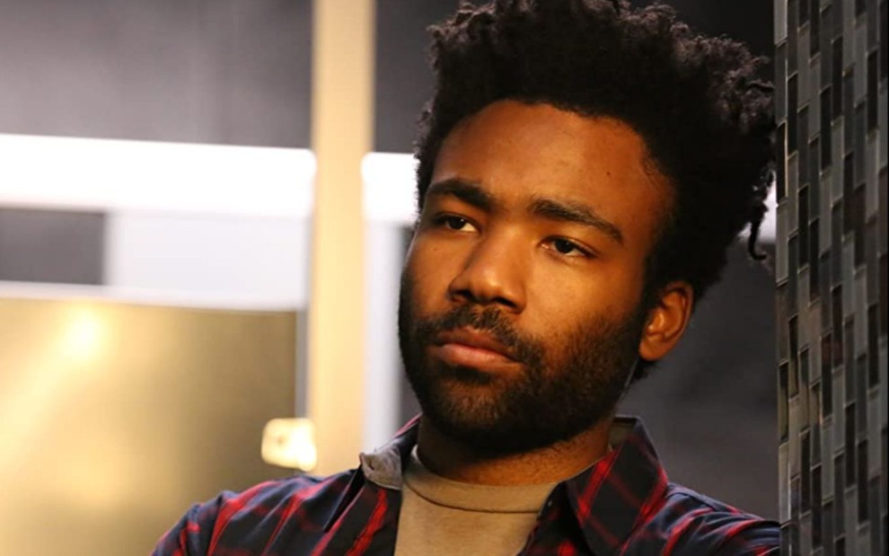 Donald Glover em cena de Atlanta