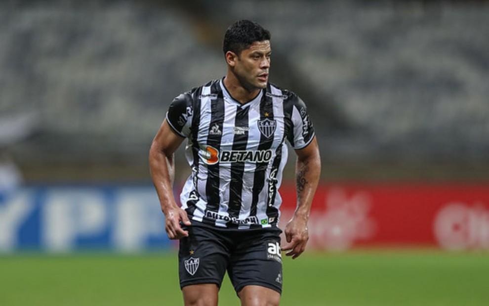 Hulk correndo em jogo do Atlético-MG ao vivo no Mineirão; ele está com o uniforme preto e branco