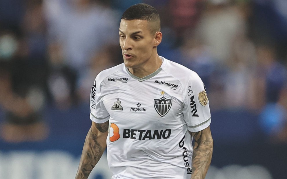 Guilherme Arana, do Atlético Mineiro, veste uniforme branco com detalhes pretos durante partida