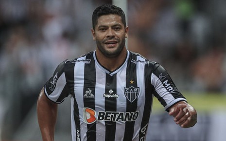 Jogador Hulk, do Atlético Mineiro, comemora gol em partida e veste uniforme listrado em branco e preto