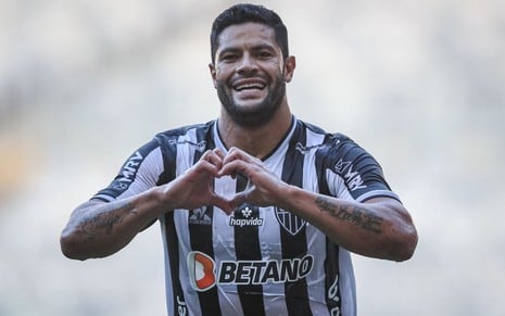 Hulk, do Atlético Mineiro, faz um coração depois de fazer um gol na Copa do Brasil 2021