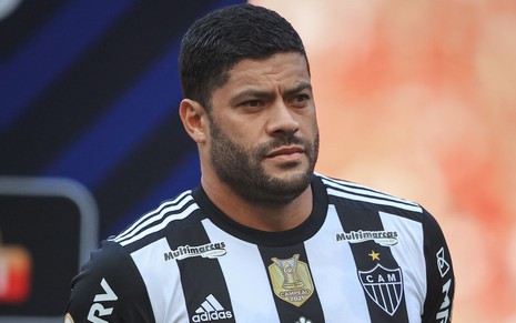 Hulk, do Atlético Mineiro, veste uniforme listrado em branco e preto durante partida da equipe