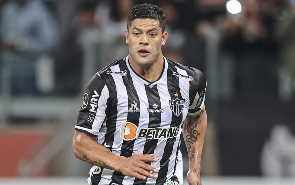 Hulk, do Atlético Mineiro, corre em campo durante jogo e veste uniforme listrado em branco e preto