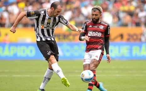 Godín chuta a bola e se antecipa a Gabigol em jogo da Supercopa do Brasil na Arena Pantanal