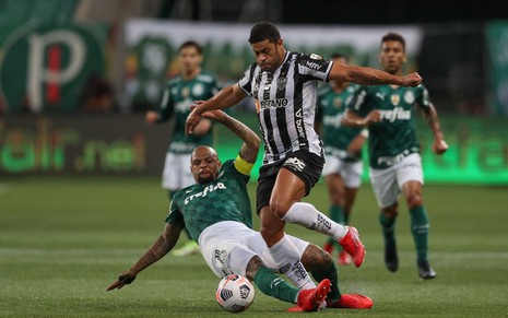 Jogador Hulk do Atlético Mineiro driblando Felipe Melo do Palmeiras, durante jogo da semifinal da Libertadores