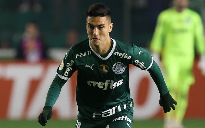 Atuesta, do Palmeiras, joga com uniforme inteiro verde
