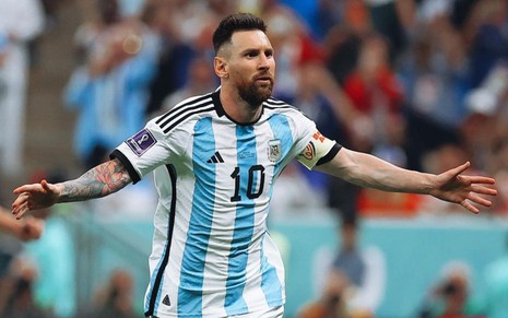 Lionel Messi de braços abertos comemora gol da Argentina