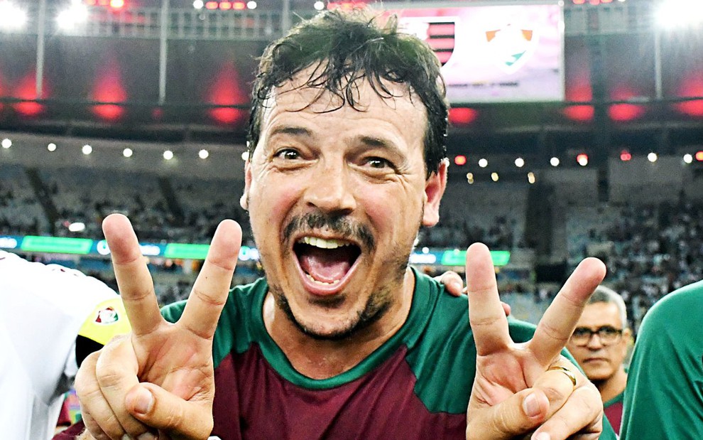 Fernando Diniz sorri em foto no Maracanã: ele comemora o título da Taça Guanabara