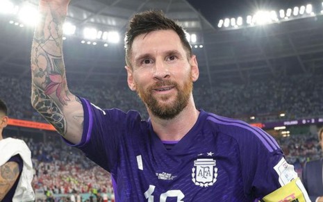 Lionel Messi usa uniforme azul escuro da Argentina e acena para torcida no estádio 974, do Catar