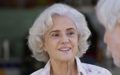 A atriz Marieta Severo sorri caracterizada como a personagem Noca na novela das nove Um Lugar ao Sol, da Globo