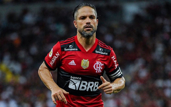 Diego Ribas, meia do Flamengo, correndo em um jogo do Campeonato Brasileiro