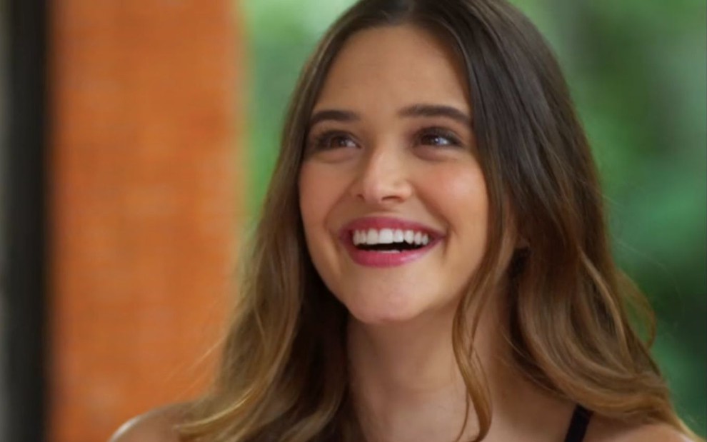 Personagem de Juliana Paiva aparece sorridente em cena da novela Salve-se Quem Puder, da Globo