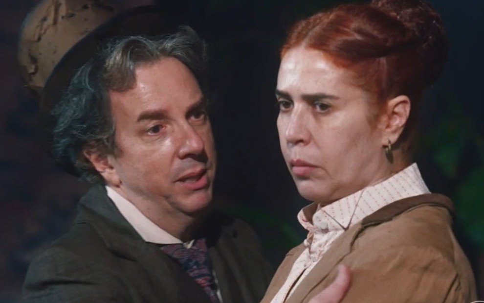 Quinzinho (Augusto Madeira) olha para Vitória (Maria Clara Gueiros) em cena da novela Nos Tempos do Imperador