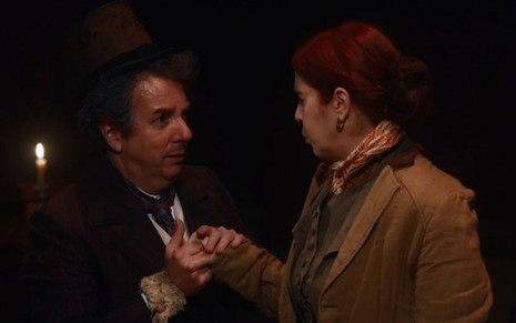 Quinzinho (Augusto Madeira) segura a mão de Vitória (Maria Clara Gueiros) em cena da novela Nos Tempos do Imperador