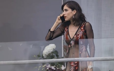 Imagem de Sandra Echeverria simulando conversa ao celular como Paola no remake de A Usurpadora