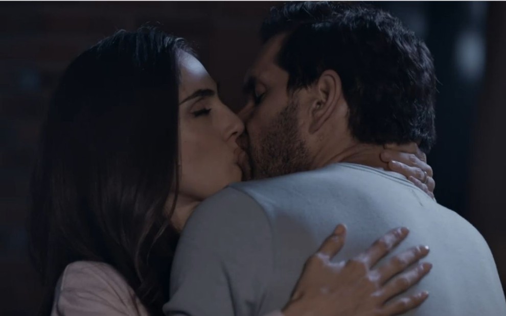 Imagem de beijo entre Paulina e Fernando na novela A Usurpadora