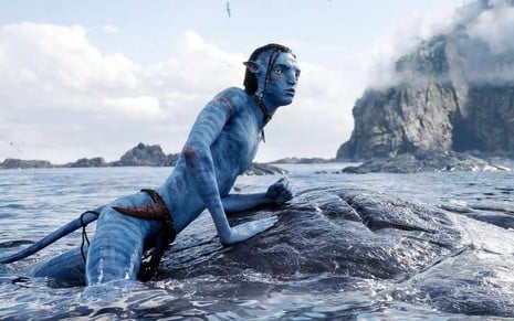 Jake Sully, em sua forma Na'vi, se debruça sobre pedra de Pandora em cena de Avatar 2