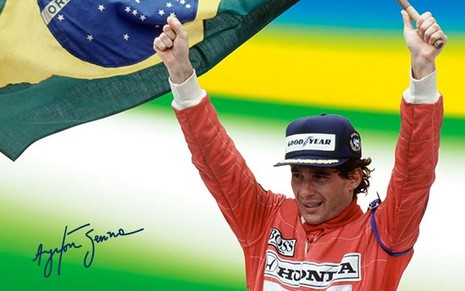 Imagem de Ayrton Senna segurando um troféu ao fim de uma corrida