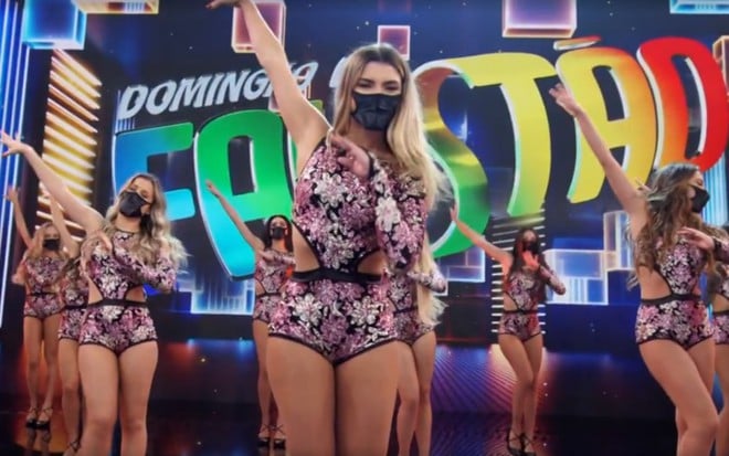 Bailarinas dançando mascaradas no palco do Domingão do Faustão